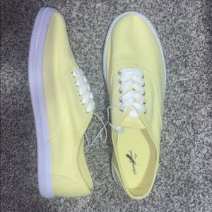 Womens low top sneaker size 8 brand new